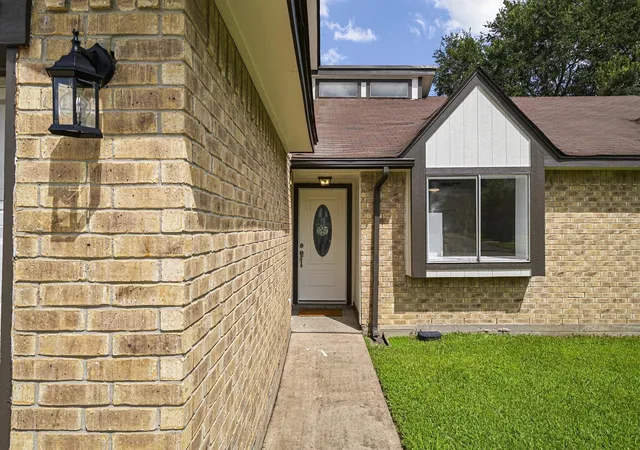 Photo 3 of Sale Pending at 16723 Quail Meadow Dr, Missouri City, TX 77489 | MLS# 82929473 | Listing updated on 2026-08-28