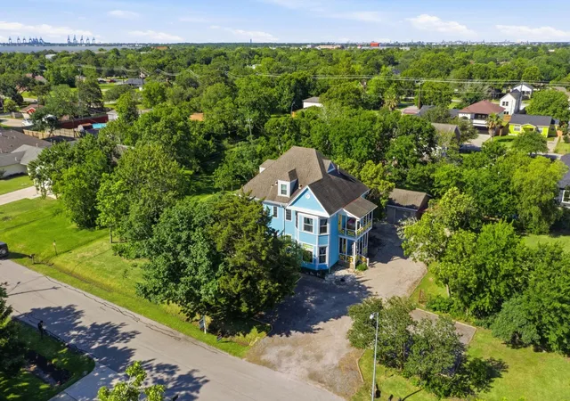 27th image of 410 S Carroll St, La Porte, TX 77571 | MLS# 93033190