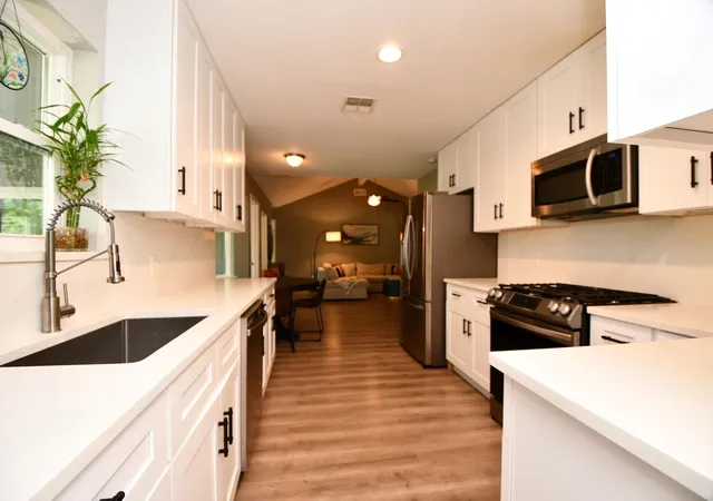 Photo 2 of Sale Pending at 2554 Kevin Ln, Houston, TX 77043 | MLS# 61976420 | Listing updated on 2026-09-11