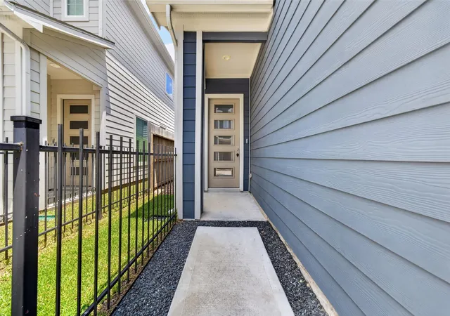 2nd image of 1205 W Tidwell Rd, Houston, TX 77091 | MLS# 64155671