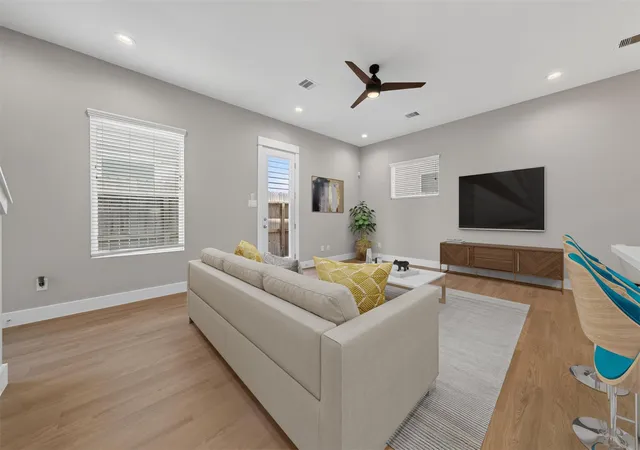 4th image of 1205 W Tidwell Rd, Houston, TX 77091 | MLS# 64155671