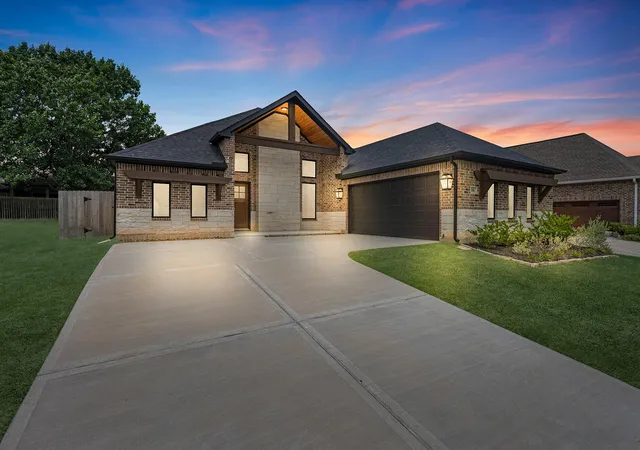 Photo 1 of Sale Pending at 106 Wyndemere Dr, Montgomery, TX 77356 | MLS# 90890941 | Listing updated on 2026-07-28