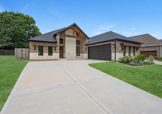 Photo 3 of Sale Pending at 106 Wyndemere Dr, Montgomery, TX 77356 | MLS# 90890941 | Listing updated on 2026-07-28