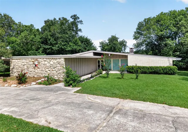 2nd image of 182 N Burnett Dr, Baytown, TX 77520 | MLS# 34882372