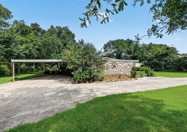 3rd image of 182 N Burnett Dr, Baytown, TX 77520 | MLS# 34882372