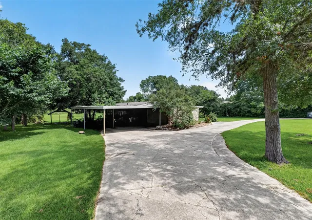 4th image of 182 N Burnett Dr, Baytown, TX 77520 | MLS# 34882372