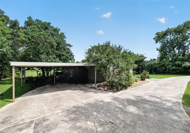 5th image of 182 N Burnett Dr, Baytown, TX 77520 | MLS# 34882372