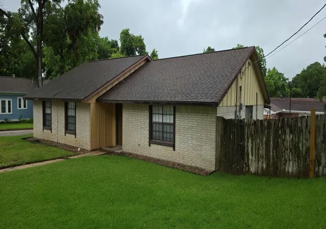2nd image of 401 W Fifth St, Brenham, TX 77833 | MLS# 79343472