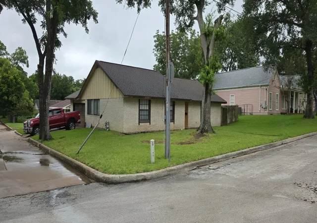 3rd image of 401 W Fifth St, Brenham, TX 77833 | MLS# 79343472