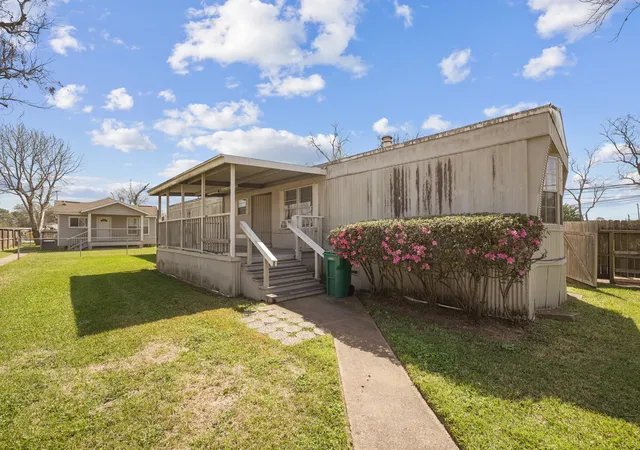 3rd image of 2611 1/2 Violet St, Pasadena, TX 77503 | MLS# 75352529