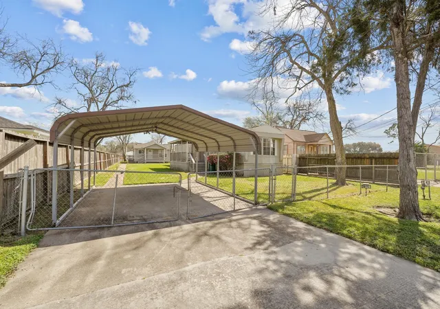 4th image of 2611 1/2 Violet St, Pasadena, TX 77503 | MLS# 75352529