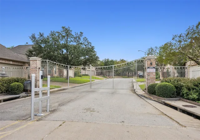 image of 902 Grand Oaks Cir, College Station, TX 77840 | MLS# 75139361