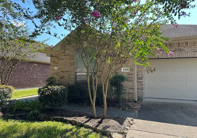 3rd image of 1306 Modena Dr, Pearland, TX 77581 | MLS# 28445834