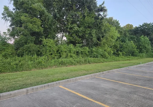5th image of 1717 S Victory Dr, Houston, TX 77088 | MLS# 74217335