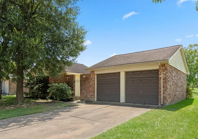 1st image of 422 W Castle Harbour Dr, Friendswood, TX 77546 | MLS# 74491913