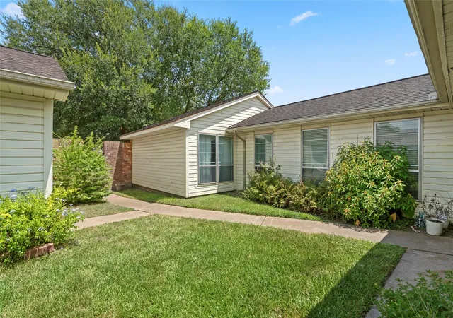 2nd image of 422 W Castle Harbour Dr, Friendswood, TX 77546 | MLS# 74491913