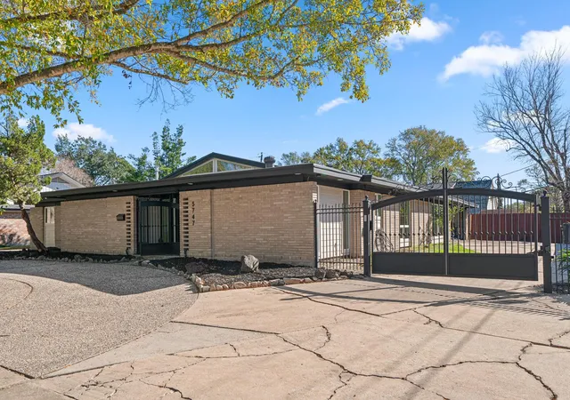 3rd image of 5747 Jackwood St, Houston, TX 77096 | MLS# 82263086