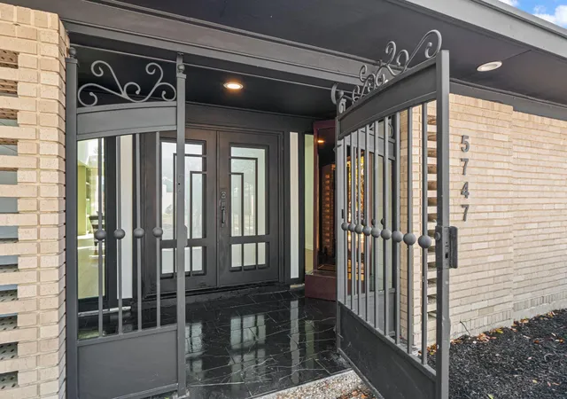 5th image of 5747 Jackwood St, Houston, TX 77096 | MLS# 82263086