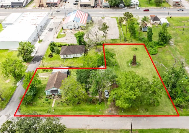 1st image of 233 Hamilton St, West Columbia, TX 77486 | MLS# 88007285