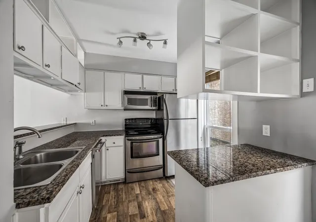 Listing Photo 5 - Condo for sale in building located at 1205 Autrey St Unit 4, Houston, TX 77006