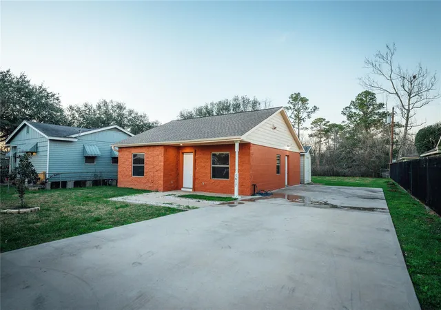 Photo 2 of Sale Pending at 5617 Schutz St, Houston, TX 77032 | MLS# 14669121 | Listing updated on 2026-09-06