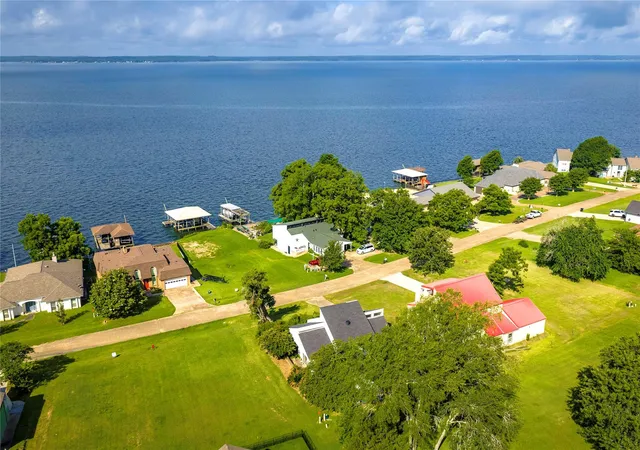 2nd image of 275 Edgewater Dr, Livingston, TX 77351 | MLS# 817760