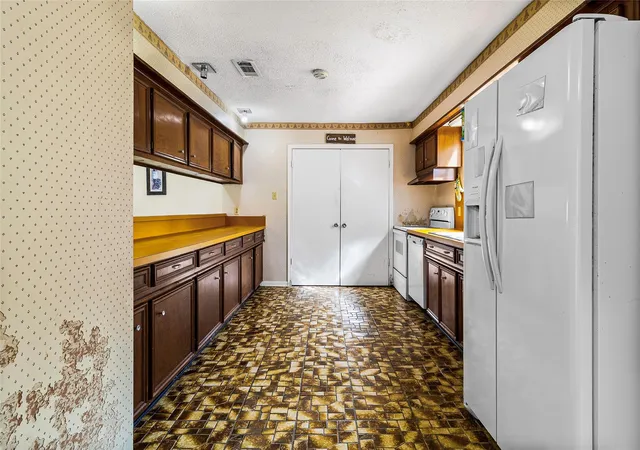 Photo 3 of Single family home for sale at 275 Edgewater Dr, Livingston, TX 77351 | MLS# 817760 | Listing updated on 2026-08-05