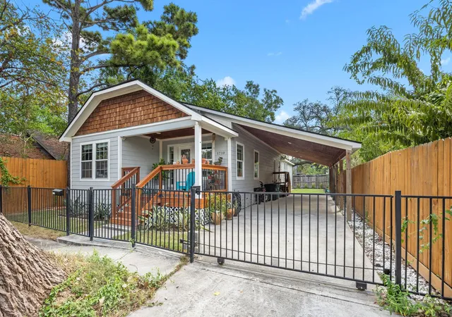 Photo 2 of Sale Pending at 1710 Mckee St, Houston, TX 77009 | MLS# 27429866 | Listing updated on 2026-09-17