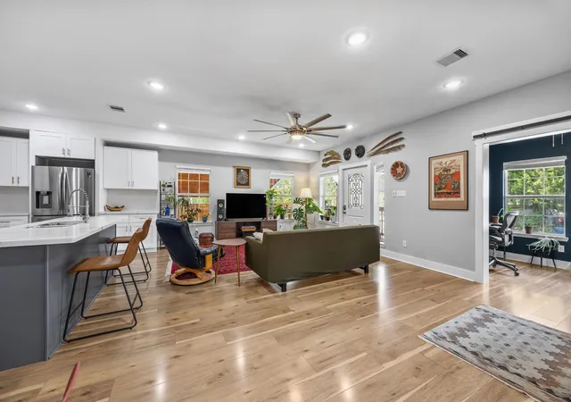 Photo 4 of Sale Pending at 1710 Mckee St, Houston, TX 77009 | MLS# 27429866 | Listing updated on 2026-09-17