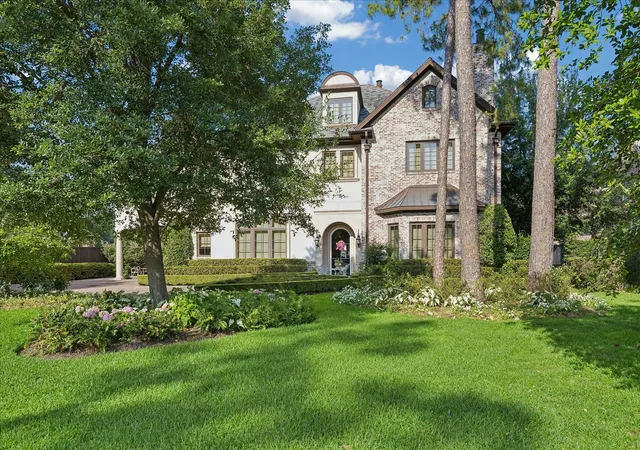 Photo 1 of Mansion for sale at 724 W Friar Tuck Ln, Houston, TX 77024 | MLS# 88959264 | Listing updated on 2026-07-23