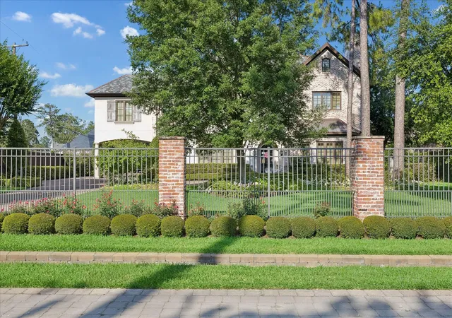 Photo 2 of Mansion for sale at 724 W Friar Tuck Ln, Houston, TX 77024 | MLS# 88959264 | Listing updated on 2026-07-23