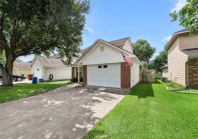 2nd image of 845 Clubside Dr, East Bernard, TX 77435 | MLS# 90880562