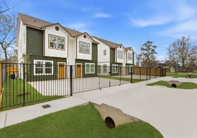 Photo 4 of Sale Pending at 8408 Darien St #A/B, Houston, TX 77028 | MLS# 19917876 | Listing updated on 2026-09-15