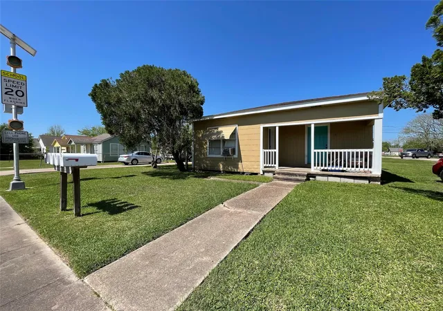 Homes for sale in Freeport, TX | 302 N Avenue B, Freeport, TX 77541 | MLS# 60695951