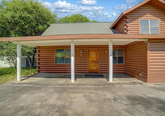 Photo 3 of Single family home for sale at 319 Oakland St, Baytown, TX 77520 | MLS# 84625629 | Listing updated on 2026-08-24
