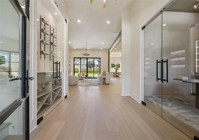 2nd image of 539 W 34th St, Houston, TX 77018 | MLS# 22031090