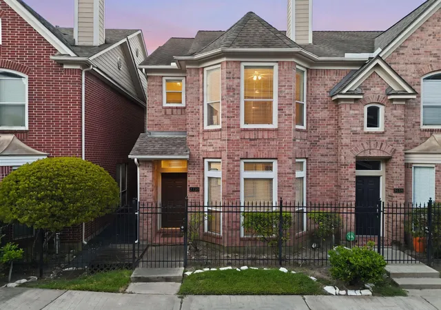 Photo 1 of Townhouse for sale at 2110 Gillette St, Houston, TX 77006 | MLS# 47366727 | Listing updated on 2026-09-13