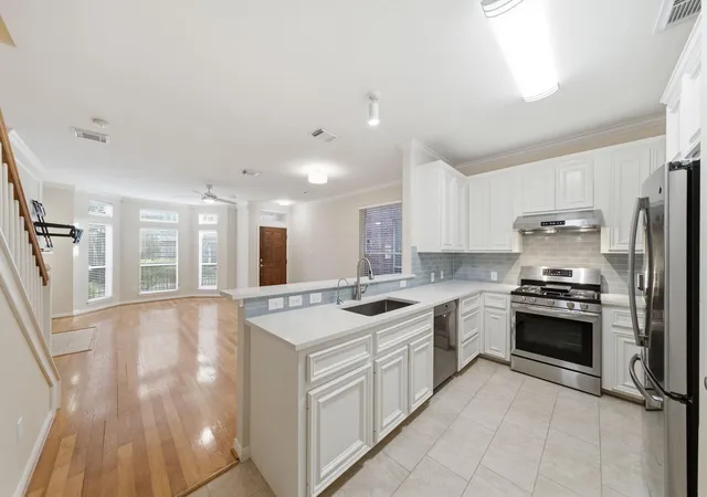 Photo 3 of Townhouse for sale at 2110 Gillette St, Houston, TX 77006 | MLS# 47366727 | Listing updated on 2026-09-13
