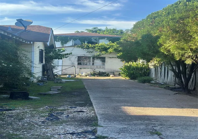 Photo 2 of Single family home for sale at 7909 Narcissus St, Houston, TX 77012 | MLS# 92434795 | Listing updated on 2026-08-04