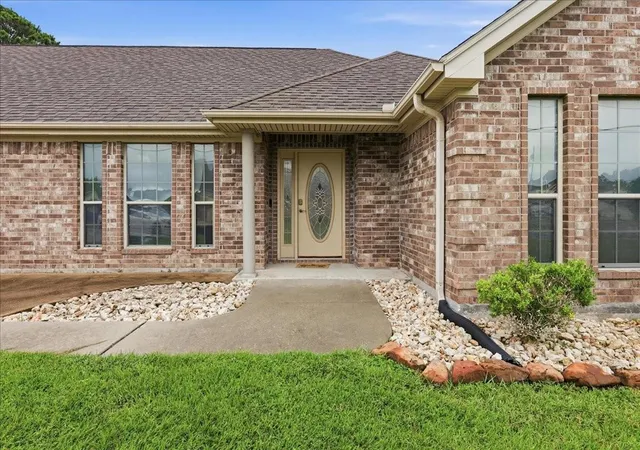 2nd image of 290 Tyler Dr, Orange, TX 77630 | MLS# 25379560