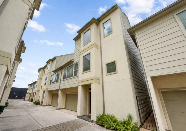 Photo 2 of Townhouse for sale at 926 Lester St, Houston, TX 77007 | MLS# 30073531 | Listing updated on 2026-09-11