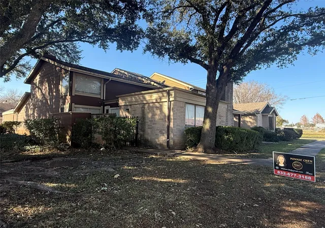 Photo 2 of Townhouse for sale at 8498 Dairy View Ln, Houston, TX 77072 | MLS# 16521004 | Listing updated on 2026-08-31