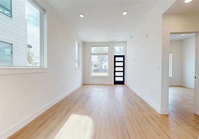 Listing Photo 5 - Condo for sale in building located at 115 Lenox St, Houston, TX 77011 - Unit #102
