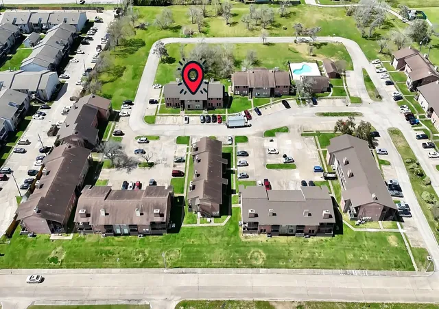 2nd image of 418 Garland Dr, Lake Jackson, TX 77566