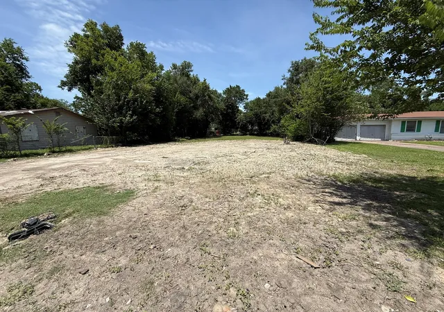Photo 2 of Sale Pending at 5021 Wilmington St, Houston, TX 77033 | MLS# 11413325 | Listing updated on 2026-09-09