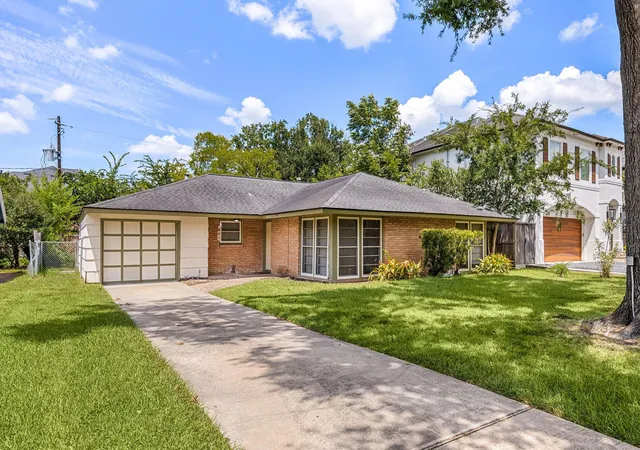 Photo 1 of Sale Pending at 5116 Evergreen St, Bellaire, TX 77401 | MLS# 59358071 | Listing updated on 2026-08-28