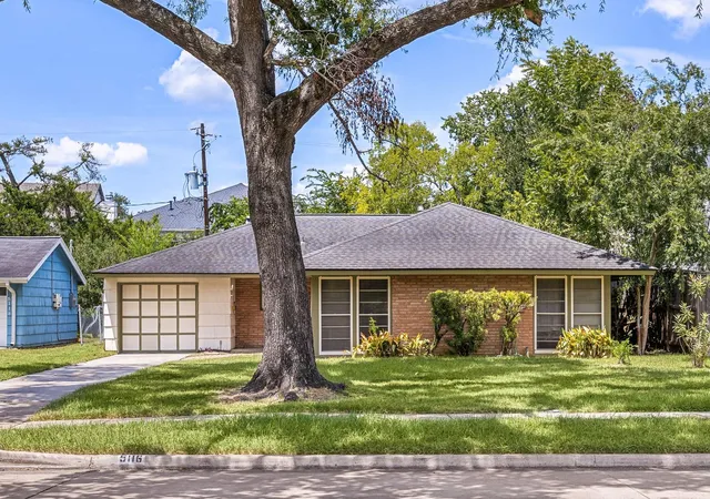 Photo 3 of Sale Pending at 5116 Evergreen St, Bellaire, TX 77401 | MLS# 59358071 | Listing updated on 2026-08-28