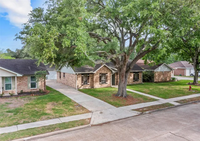 2nd image of 707 Briargrove Dr, Alvin, TX 77511 | MLS# 5814601