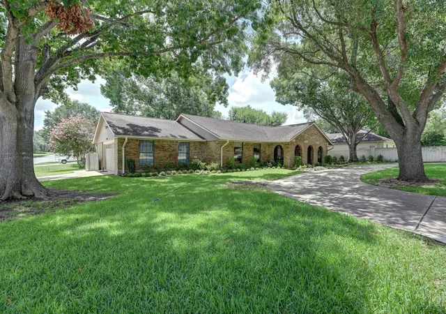 1st image of 204 E Stone St, Brenham, TX 77833 | MLS# 80001911