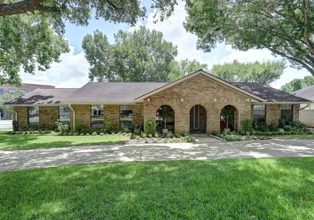 2nd image of 204 E Stone St, Brenham, TX 77833 | MLS# 80001911